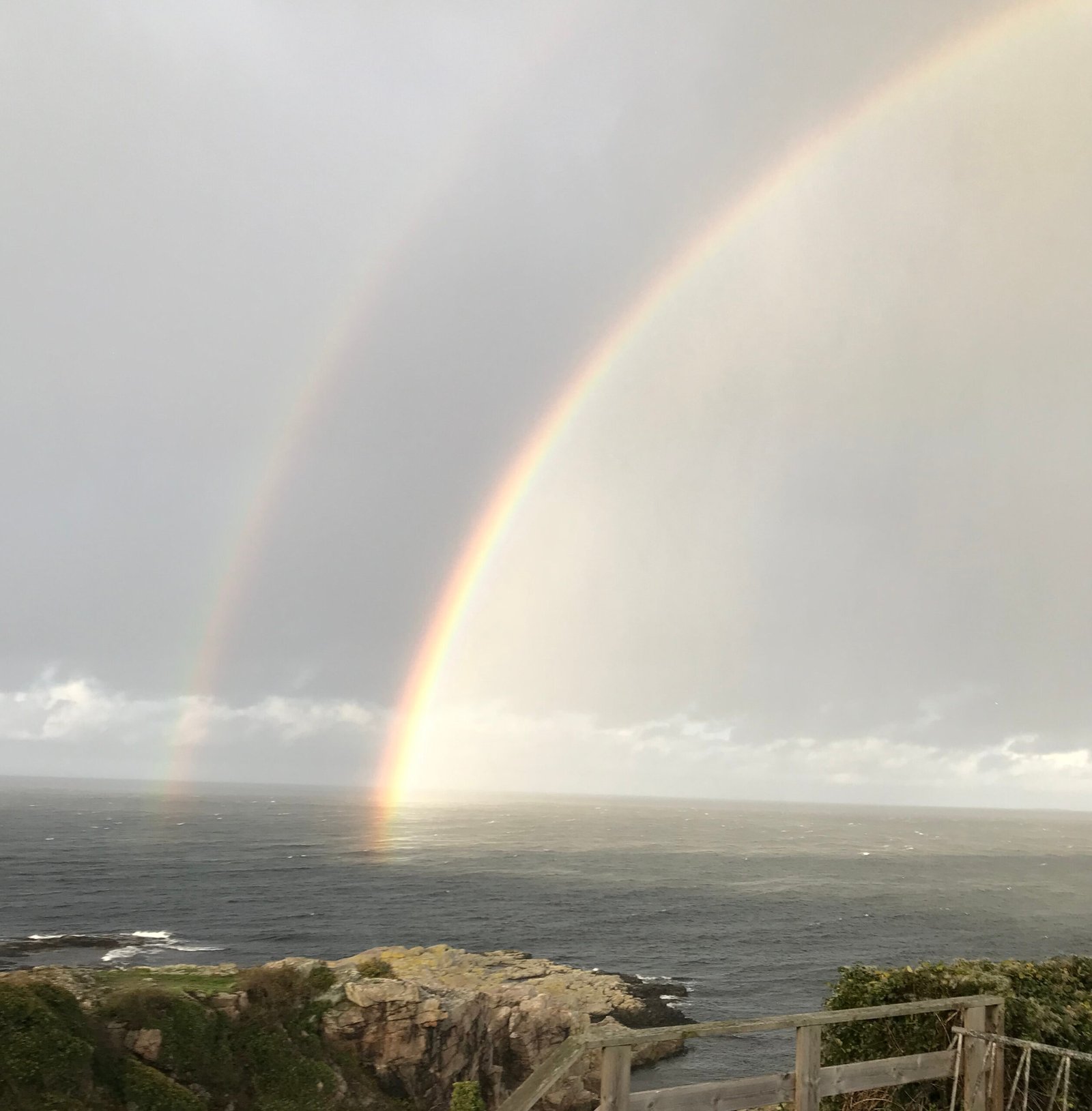 Regenbogen über dem Meer